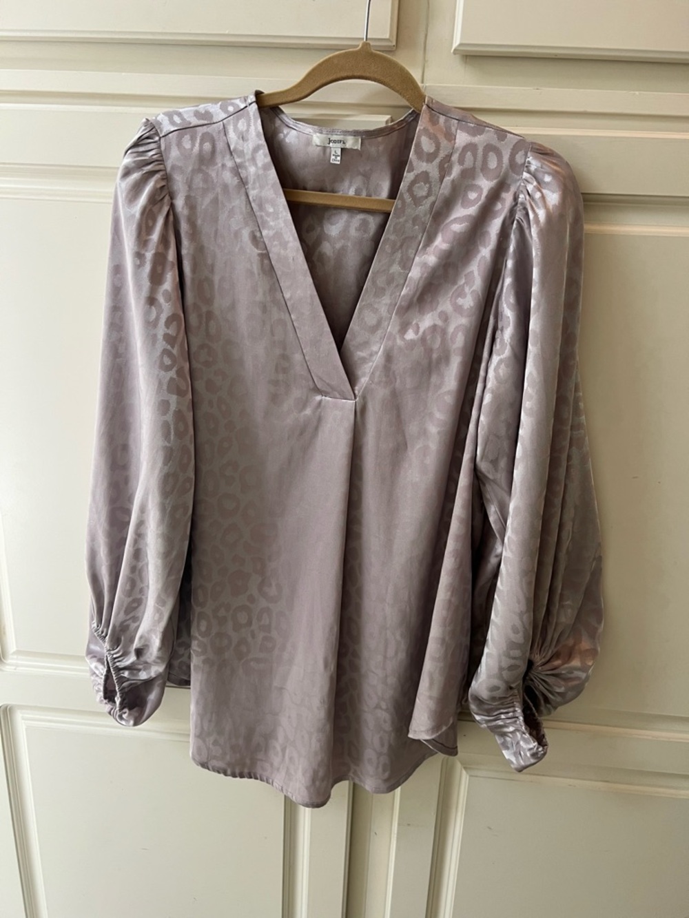 JODIFL Lavender Satin Leopard Jacquard V-Neck Blouse